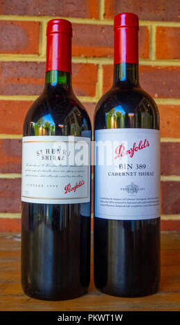 Deux bouteilles de vin rouge australien iconique par Penfolds, St Henri Shiraz 1998 et Bin 389 Shiraz Cabernet. Banque D'Images