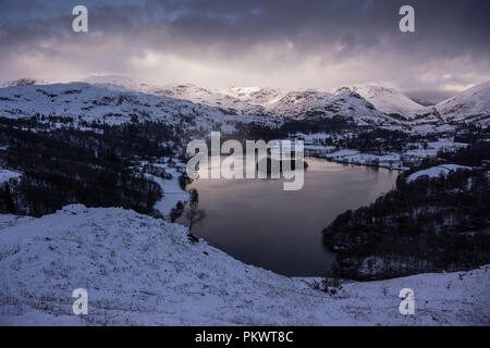 Grasmere pris de Loughrigg Fell, Lake District. Vue du soir en hiver avec plein de neige et nuages spectaculaires. Banque D'Images