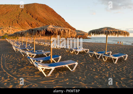 La plage de la Tejita avec Montana Roja ( Rouge ) derrière la montagne , près de la maison de station côtière de los Vinos , Tenerife , Canaries , Espagne . Banque D'Images