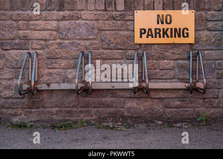 Signer : Pas de parking, avec un support à bicyclettes, vu en basse Gronant, Denbighshire, Wales, UK Banque D'Images