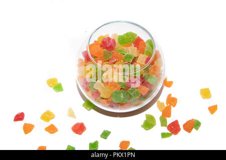 Ananas séché sur un fond blanc. Fruits confits sur fond blanc. Bonbons Banque D'Images