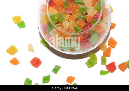 Ananas séché sur un fond blanc. Fruits confits sur fond blanc. Bonbons Banque D'Images