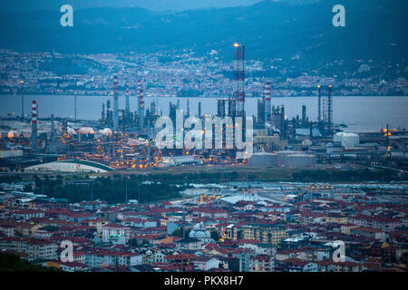 High angle vue agrandie de l'huile Tupras Rafinery. Elle est la plus grande raffinerie situé dans le golfe d'Izmit, Kocaeli, Turquie. Banque D'Images