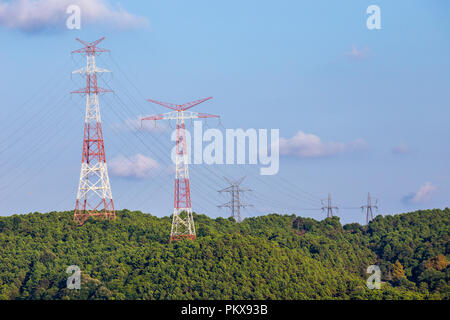 Ligne de transmission de l'énergie vue avec copie espace salon. Image libre. La transmission de l'énergie électrique est le transport en grandes quantités d'énergie électrique. Banque D'Images