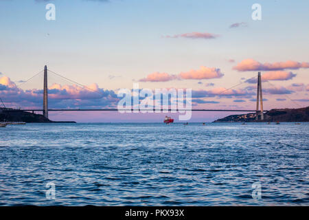 Vue agrandie du pont Yavuz Sultan Selim à Istanbul, Turquie. Yavuz Sultan Selim Bridge est un pont pour le rail et transit de véhicules à moteur. Banque D'Images