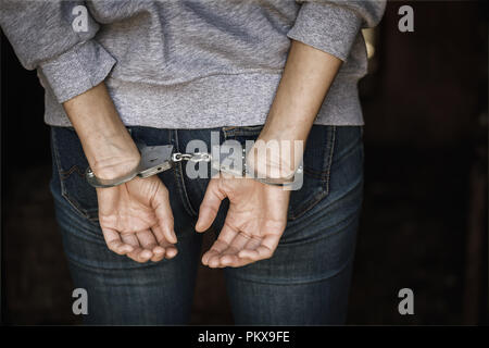 L'homme est debout avec son dos sur ses mains les menottes sont sur des gros plans, Banque D'Images