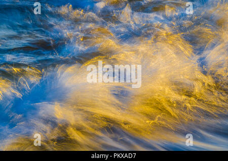 Close up of breaking wave, motion blur Banque D'Images