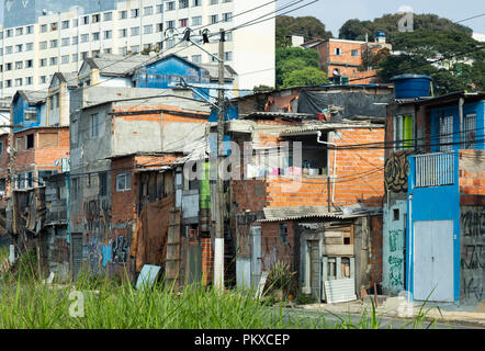 Shantytown. La favela Park Cidade Jardim. Un quartier pauvre dans la banlieue de Sao Paulo, Brésil. Amérique du Sud. Banque D'Images