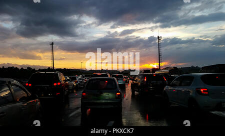 Trafic lourd et coucher de soleil. Embouteillage avec rangée de voitures sur l'autoroute pendant l'heure de pointe. Banque D'Images