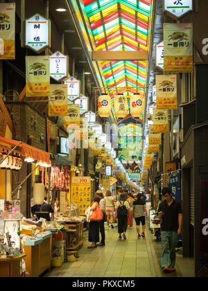 Un avis de marché Nishiki Nishiki Ichiba (錦市場), un marché long bloc connu comme 'la cuisine de Kyoto" au centre-ville de Kyoto, au Japon. Banque D'Images