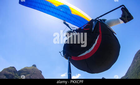 Pilote parapente, équitation, handicapés physiques leur propre parachute, la pure aventure à Rio de Janeiro au Brésil. La diversité culturelle, l'homme handicapé. Banque D'Images