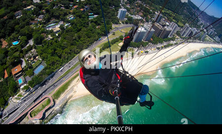 Pilote parapente, équitation, handicapés physiques leur propre parachute, la pure aventure à Rio de Janeiro Brésil Banque D'Images