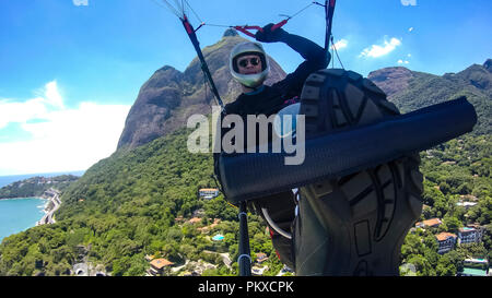 Pilote parapente, équitation, handicapés physiques leur propre parachute, la pure aventure à Rio de Janeiro au Brésil. La diversité culturelle, l'homme handicapé. Banque D'Images