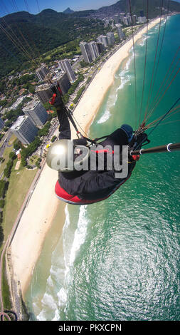 Pilote parapente, équitation, handicapés physiques leur propre parachute, la pure aventure à Rio de Janeiro Brésil Banque D'Images