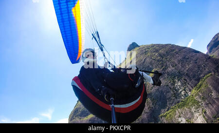 La diversité culturelle, l'homme handicapé. Pilote parapente, handicapés physiques, dans leur propre parachute. Banque D'Images