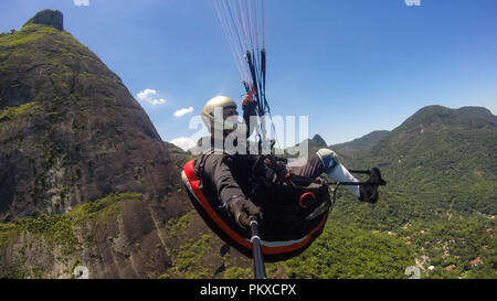 Pilote parapente, handicapés physiques, dans leur propre parachute. Banque D'Images