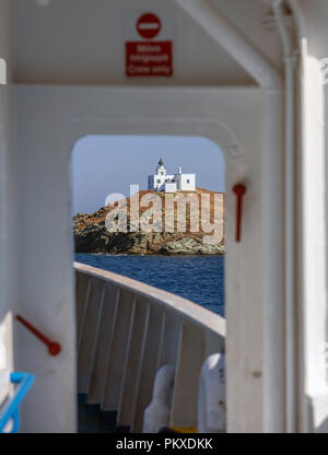 Vue depuis la porte du navire de phare et l'église Agios Nikolaos sur rocheux. Kea,Tzia island, Grèce. Fond de Ciel bleu. Banque D'Images