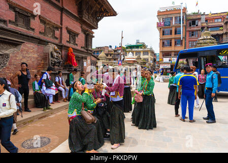 Patan, Lalitpur, au Népal - Juillet 17, 2018 : Groupe de danseurs portant des costumes traditionnels à Patan Durbar Square, site du patrimoine mondial de l'UNESCO Banque D'Images