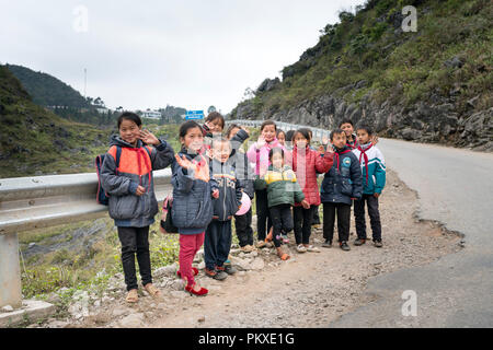 Les touristes avec des enfants des minorités ethniques dans la région des hautes terres dans la région de Ha Giang, Viet Nam Banque D'Images