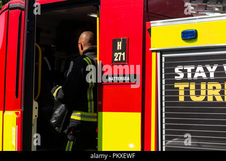 Détail d'un pompier dans un camion de pompiers de Londres Banque D'Images