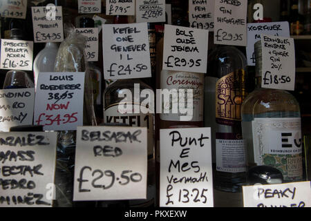 Une vitrine avec licence de spiritueux exotiques à Soho, Londres Banque D'Images