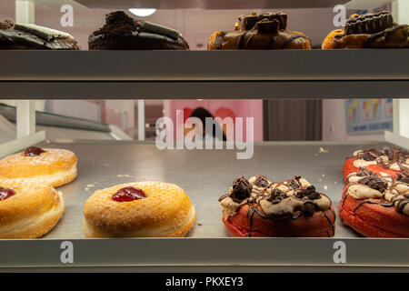 Les beignets et gâteaux à la crème dans une vitrine Banque D'Images