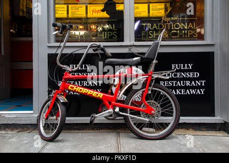 L'immaculée Raleigh Chopper stationné à l'extérieur un poisson et chip shop de Soho à Londres Banque D'Images