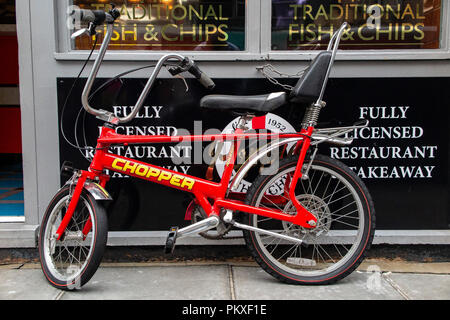 L'immaculée Raleigh Chopper stationné à l'extérieur un poisson et chip shop de Soho à Londres Banque D'Images