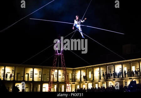 Chris Bullzini recrée un fil haute performance de 1861 lorsque le 'roi de la corde raide" Charles Blondin a fait une spectaculaire à travers un fil à la Pièce Hall à Halifax. Banque D'Images