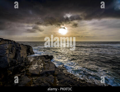 Magnifique coucher de soleil, vagues orageux et ciel nuageux, St. John's point, Co. Donegal en Irlande Banque D'Images