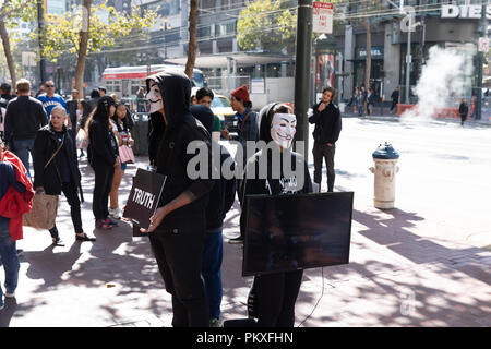 Cube de Vérité/anonyme pour les sans-voix, les activistes végétaliens dans les masques de Guy Fawkes, Market Street, San Francisco, California, USA Banque D'Images