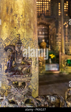 L'intérieur du Temple Kyaung Shwenandaw ou monastère Golden Palace à Mandalay, Myanmar Banque D'Images