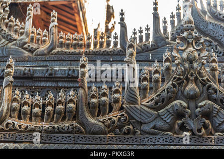 En plus de sculptures Shwenandaw Kyaung temple ou monastère Golden Palace à Mandalay, Myanmar Banque D'Images