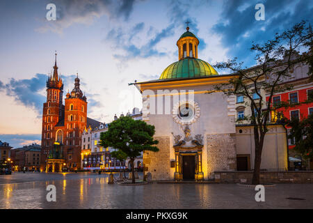 Cracovie, Pologne - 23 août 2018 : Eglise Saint-wojciech et basilique Sainte-Marie dans la place principale de Cracovie, Pologne. Banque D'Images