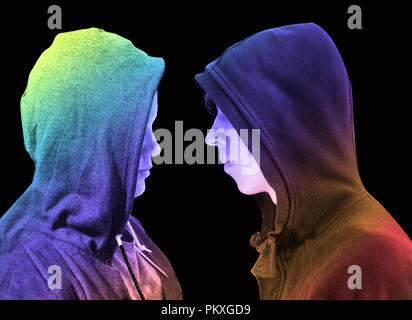 Deux adolescents en difficulté avec capuche noir debout en face de l'autre en profil isolé sur fond noir. Creative éclairage coloré. Banque D'Images