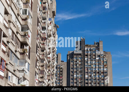 Communiste traditionnel logement dans la banlieue de Belgrade, à New Belgrade. Ces Genre de grands immeubles sont des symboles de l'architecture brutaliste Photo Banque D'Images