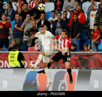 Budapest, Hongrie. 15 septembre 2018. (L-r) Marcel Heister de Ferencvarosi TC batailles pour la balle en l'air avec Tibor Heffler de Budapest Honved hongroise au cours de la Banque OTP Liga match entre Budapest Honved et Ferencvarosi TC à Nandor Hidegkuti Stadium le 15 septembre 2018 à Budapest, Hongrie. Credit : Laszlo Szirtesi/Alamy Live News Banque D'Images