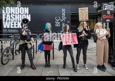 Londres, Royaume-Uni. 15 Septembre, 2018. Anti-Fur protestations sur la Semaine de la mode de Londres. Crédit : Guy Josse/Alamy Live News Banque D'Images