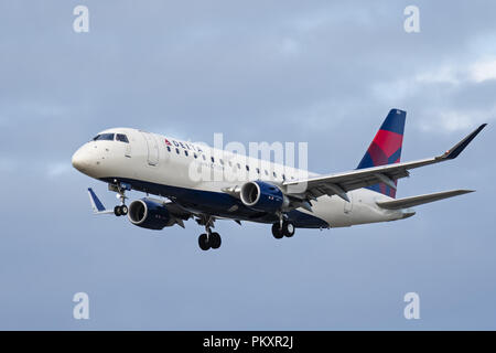 Richmond, Colombie-Britannique, Canada. Sep, 2018 2. Un Embraer 175LR Delta Connection (ERJ-170-200LR) narrow-corps régional monocouloir avion de ligne airborne en courte finale pour l'atterrissage. L'avion est détenu et exploité par SkyWest Airlines sous contrat avec Delta Air Lines. Credit : Bayne Stanley/ZUMA/Alamy Fil Live News Banque D'Images