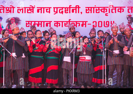 Katmandou, Népal. 15 septembre 2018. Peuple du Népal Newari culturel portez la musique pendant le Festival tenu à Machhegaun à Katmandou au Népal. Nabaraj : crédit conso/Alamy Live News Banque D'Images