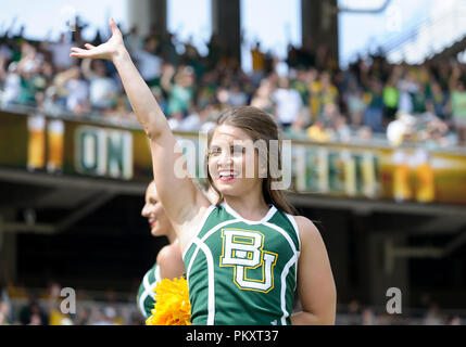 Waco, Texas, USA. 15 Sep, 2018. Baylor Bears cheerleader pendant la 1ère moitié de la NCAA Football match entre le Duc et les Blue Devils Baylor Bears à McLane Stadium à Waco, Texas. Matthew Lynch/CSM/Alamy Live News Banque D'Images