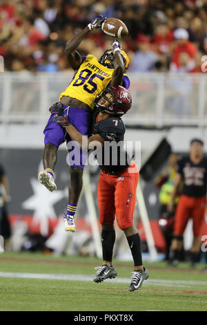 La mi-temps. 15 Sep, 2018. Prairie View Suis le receveur des Panthers Kalen Riles (85) attrape le football en face de UNLV rebelles arrière défensif Jéricho Fleurs (7) au cours de la NCAA Football jeu mettant en vedette l'Prairie View A & M Panthers et l'UNLV rebelles à Sam Boyd Stadium à Las Vegas, NV. Les rebelles diriger l'UNLV Prairie View A & M Panthers 34 à 0 à la mi-temps. Christopher Trim/CSM/Alamy Live News Banque D'Images