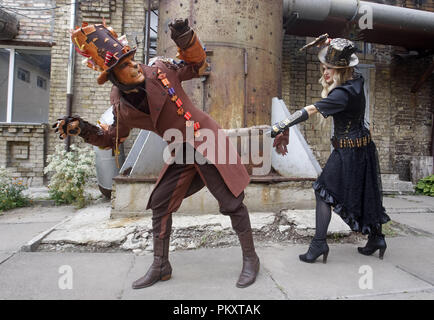 Kiev, Ukraine. 15 Sep, 2018. Un couple portant des costumes steampunk est vu au cours de la scène ''VI'' KyivSteamCon event à Kiev. Le festival Steampunk comprenant des ateliers, des conférences, des concours, des danses et des conférences attire fans de cosplay, steampunk et sous-genre de la science-fiction. Crédit : Pavlo Gonchar SOPA/Images/ZUMA/Alamy Fil Live News Banque D'Images