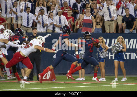 Tucson, Arizona, USA. 15 Sep, 2018. Arizona's Running Back J.J. TAYLOR (21) exécute la balle pour un touché lors d'un kickoff return contre le sud de l'Utah's Samedi, 15 septembre 2018, au stade de l'Arizona à Tucson, Arizona. Crédit : Jeff Brown/ZUMA/Alamy Fil Live News Banque D'Images