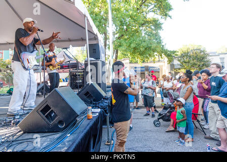 Cooper-Young Festival 2018, Memp.Son, New York. Beaucoup de profiter de la musique blues de JEFFRIES FLOUE ET LES ROIS DE MEMPHIS la performance. Le plus grand festival d'une journée dans le Tennessee. Gens profitant de la dernière de l'été avec l'art, de l'alimentation et de l'excellente musique. Banque D'Images