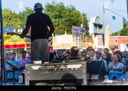 Cooper-Young Festival 2018, Memp.Son, New York. Beaucoup de profiter de la musique blues de JEFFRIES FLOUE ET LES ROIS DE MEMPHIS la performance. Le plus grand festival d'une journée dans le Tennessee. Gens profitant de la dernière de l'été avec l'art, de l'alimentation et de l'excellente musique. Banque D'Images