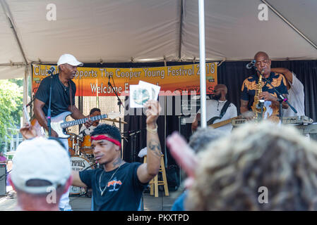 Cooper-Young Festival 2018, Memp.Son, New York. Beaucoup de profiter de la musique blues de JEFFRIES FLOUE ET LES ROIS DE MEMPHIS la performance. Le plus grand festival d'une journée dans le Tennessee. Gens profitant de la dernière de l'été avec l'art, de l'alimentation et de l'excellente musique. Banque D'Images