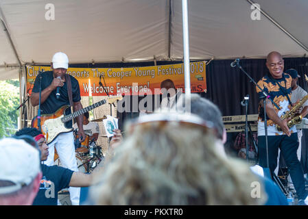 Cooper-Young Festival 2018, Memp.Son, New York. Beaucoup de profiter de la musique blues de JEFFRIES FLOUE ET LES ROIS DE MEMPHIS la performance. Le plus grand festival d'une journée dans le Tennessee. Gens profitant de la dernière de l'été avec l'art, de l'alimentation et de l'excellente musique. Banque D'Images