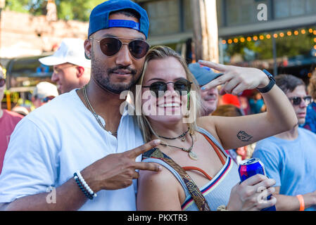 Cooper-Young Festival 2018, Memp.Son, New York. Le plus grand festival d'une journée dans le Tennessee. Gens profitant de la dernière de l'été avec l'art, de l'alimentation et de la bonne musique. Couple watching FUZZY JEFFRIES ET LES ROIS DE MEMPHIS. Banque D'Images