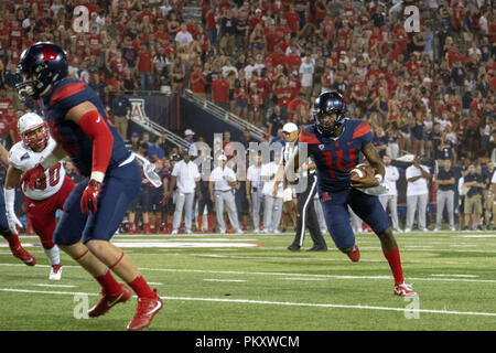 Tucson, Arizona, USA. 15 Sep, 2018. Arizona's Quarterback KHALIL TATE (14) maintient la balle à courir contre les défenses de l'Utah du sud samedi, 15 septembre 2018, au stade de l'Arizona à Tucson, Arizona. Crédit : Jeff Brown/ZUMA/Alamy Fil Live News Banque D'Images